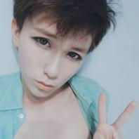 做胜利手势的男生头像图片_WWW.WHOISQQ.COM