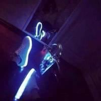 穿着发光鞋男生头像图片_WWW.WHOISQQ.COM