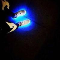 穿着发光鞋男生头像图片_WWW.WHOISQQ.COM