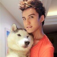 男生抱狗头像图片吧_WWW.WHOISQQ.COM