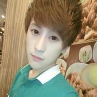 男生坐着玩手机头像图片_WWW.WHOISQQ.COM