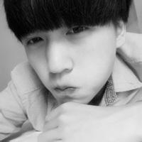 男生坐着玩手机头像图片_WWW.WHOISQQ.COM