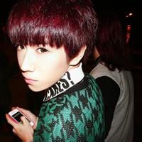 男生坐着玩手机头像图片_WWW.WHOISQQ.COM