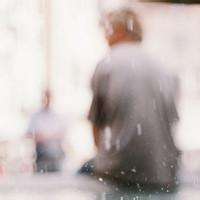 白色模糊男生头像图片_WWW.WHOISQQ.COM