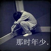 蹲着带帽男生头像图片_WWW.WHOISQQ.COM