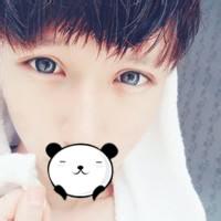 手捧红玫瑰的男生头像图片_WWW.WHOISQQ.COM