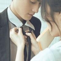 男生靠树头像图片_WWW.WHOISQQ.COM