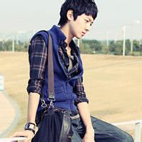 男生靠树头像图片_WWW.WHOISQQ.COM