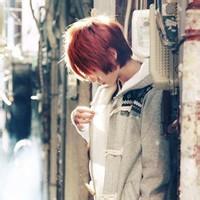 qq男生低头站立头像图片_WWW.WHOISQQ.COM