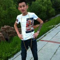 社会男生拿抢头像图片_WWW.WHOISQQ.COM