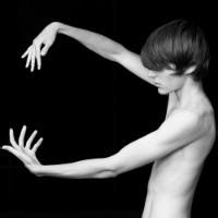 蜷缩的男生头像图片_WWW.WHOISQQ.COM