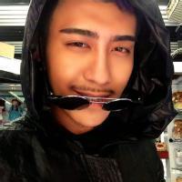 手拿杯子的男生头像图片_WWW.WHOISQQ.COM