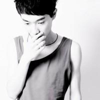 蜷缩的男生头像图片_WWW.WHOISQQ.COM