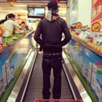 男生写作业时的头像图片_WWW.WHOISQQ.COM