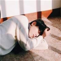 男生写作业时的头像图片_WWW.WHOISQQ.COM