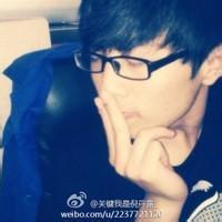 男生抱着汉堡的头像图片_WWW.WHOISQQ.COM