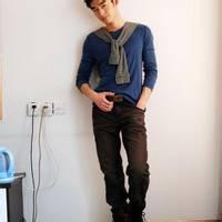 男生抱着汉堡的头像图片_WWW.WHOISQQ.COM