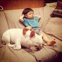 男生抱一只小狗头像图片_WWW.WHOISQQ.COM