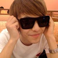 大眼镜男生头像图片_WWW.WHOISQQ.COM