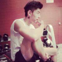 大眼镜男生头像图片_WWW.WHOISQQ.COM