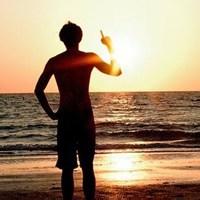 男生手势耶头像图片_WWW.WHOISQQ.COM