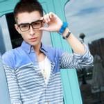 男生手势耶头像图片_WWW.WHOISQQ.COM