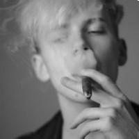 男生带烟的头像图片_WWW.WHOISQQ.COM