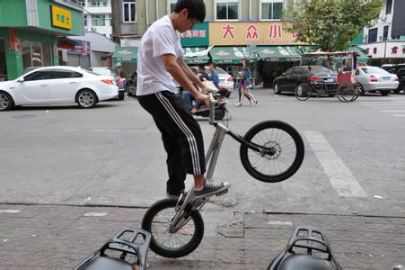 男生骑小轮车头像图片_WWW.WHOISQQ.COM