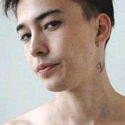 qq头像图片上身男生_WWW.WHOISQQ.COM