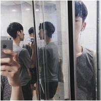 个性网男生捧花头像图片_WWW.WHOISQQ.COM