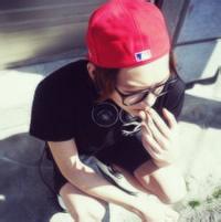 发呆全身男生头像图片_WWW.WHOISQQ.COM