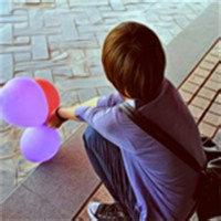 男生蹲着社会头像图片_WWW.WHOISQQ.COM