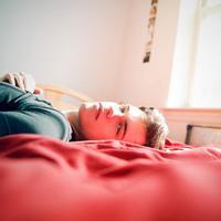 qq头像图片男生在床上_WWW.WHOISQQ.COM