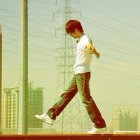 阳光下跳跃头像图片男生_WWW.WHOISQQ.COM
