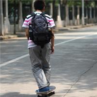 男生滑滑板头像图片_WWW.WHOISQQ.COM