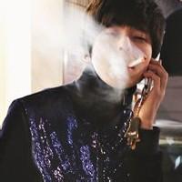 qq头像图片成熟男生叼烟_WWW.WHOISQQ.COM