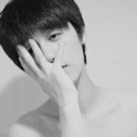 男生头像图片捂住一只眼睛_WWW.WHOISQQ.COM