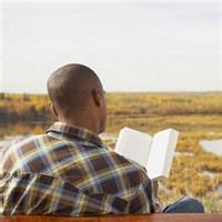 低头看书的男生头像图片_WWW.WHOISQQ.COM