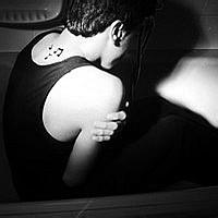 男生想哭的qq头像图片_WWW.WHOISQQ.COM