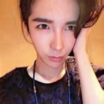 qq男生头像图片蹲在墙角_WWW.WHOISQQ.COM