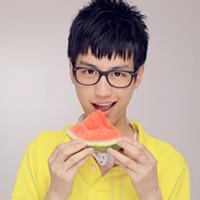 qq男生头像图片蹲在墙角_WWW.WHOISQQ.COM
