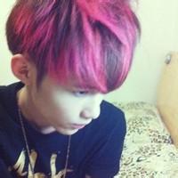 男生有粉色头发的头像图片_WWW.WHOISQQ.COM