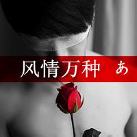 男生手抱玫瑰花头像图片_WWW.WHOISQQ.COM