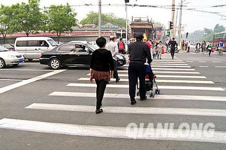 男生走斑马线头像图片_WWW.WHOISQQ.COM