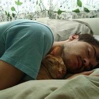男生和猫睡觉头像图片_WWW.WHOISQQ.COM