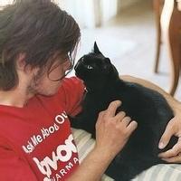 男生和猫睡觉头像图片_WWW.WHOISQQ.COM