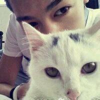 男生和猫睡觉头像图片_WWW.WHOISQQ.COM