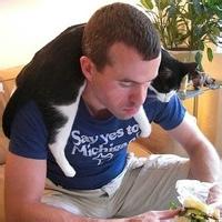 男生和猫睡觉头像图片_WWW.WHOISQQ.COM