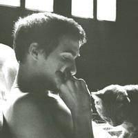 男生抱着猫 q友头像图片_WWW.WHOISQQ.COM