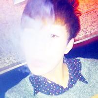 露半边脸男生头像图片_WWW.WHOISQQ.COM
